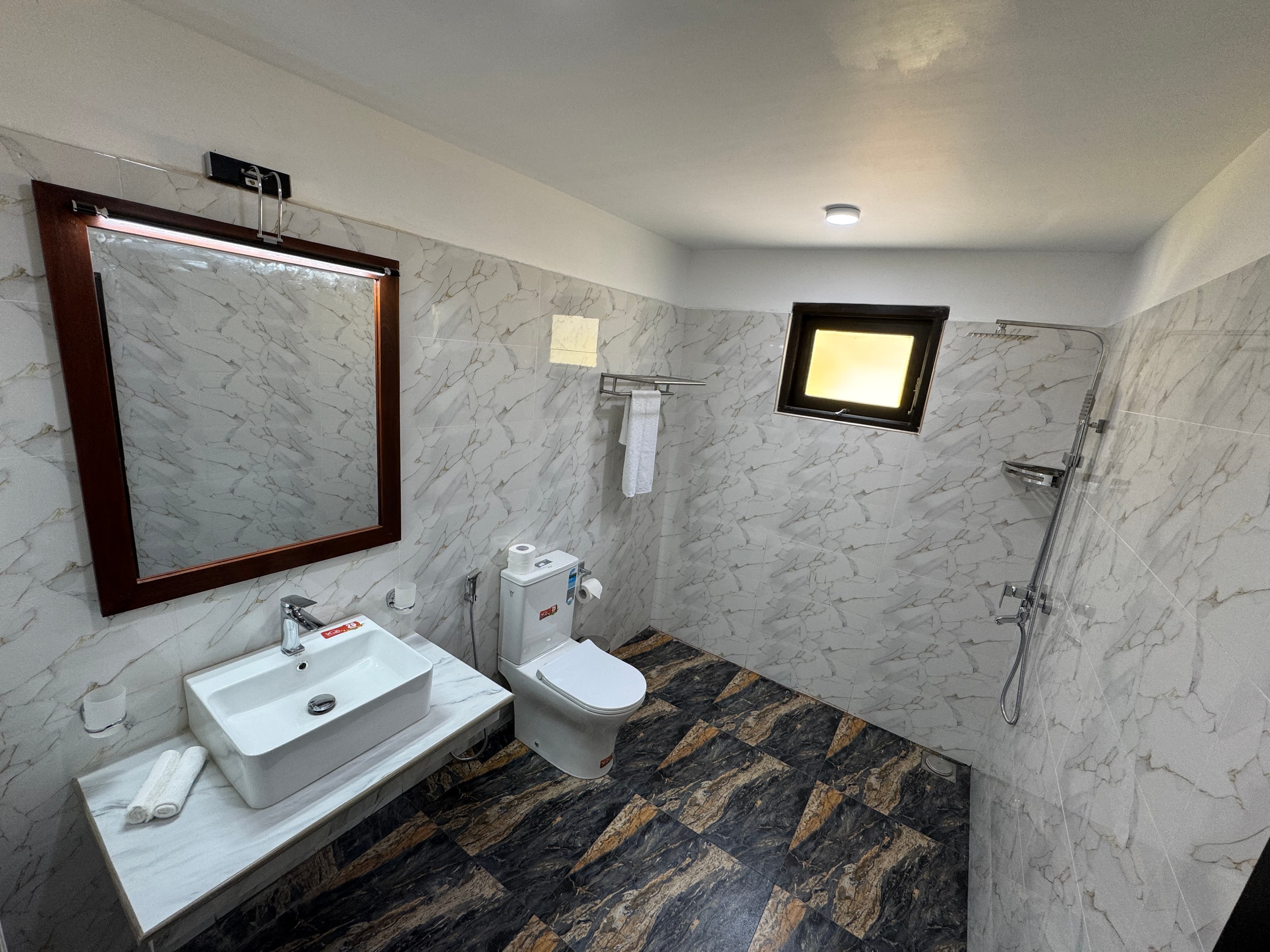 Modern en-suite bathroom